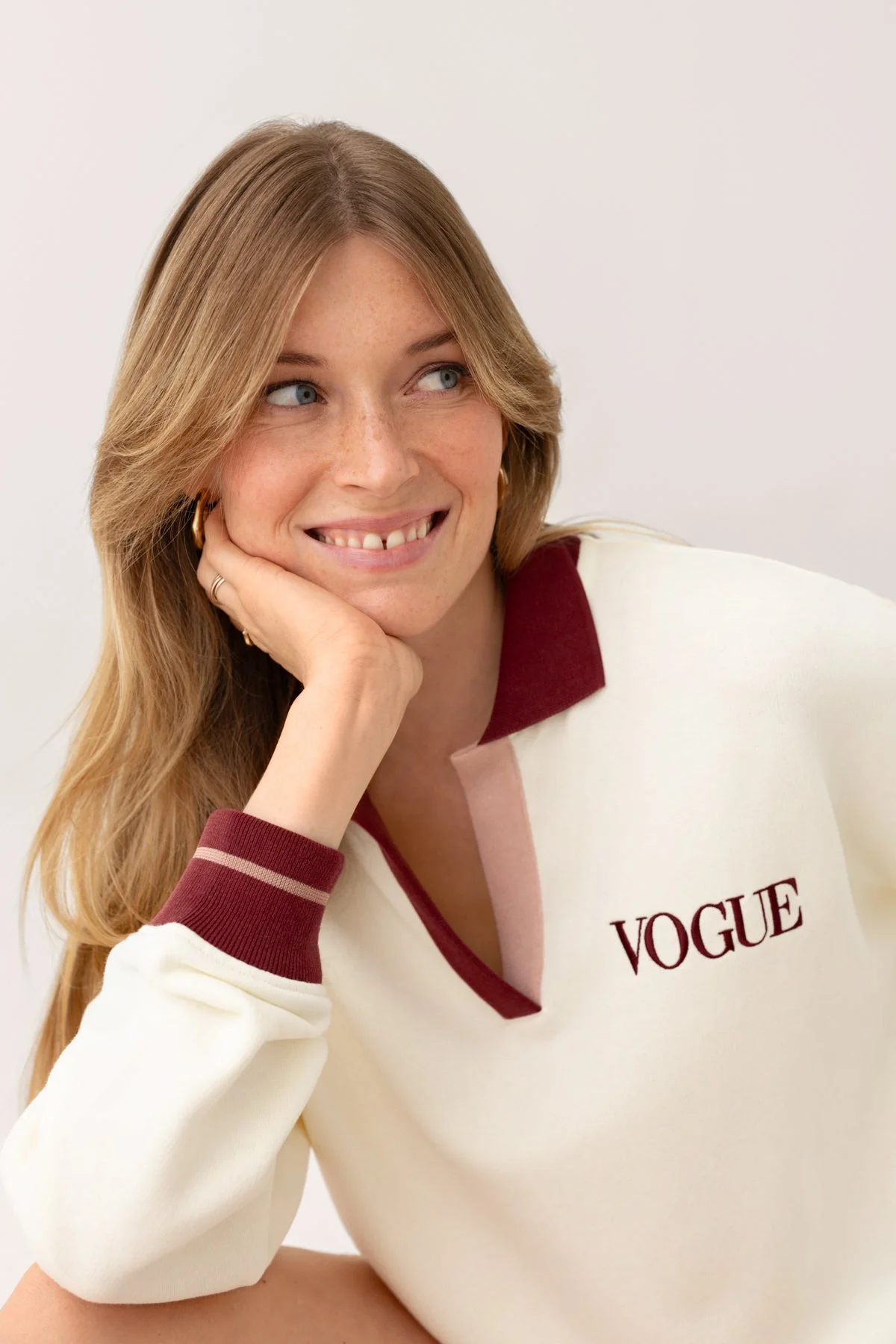 VOGUE Polo Sweatshirt Cream Contrast Bordeaux Collar - Image 3