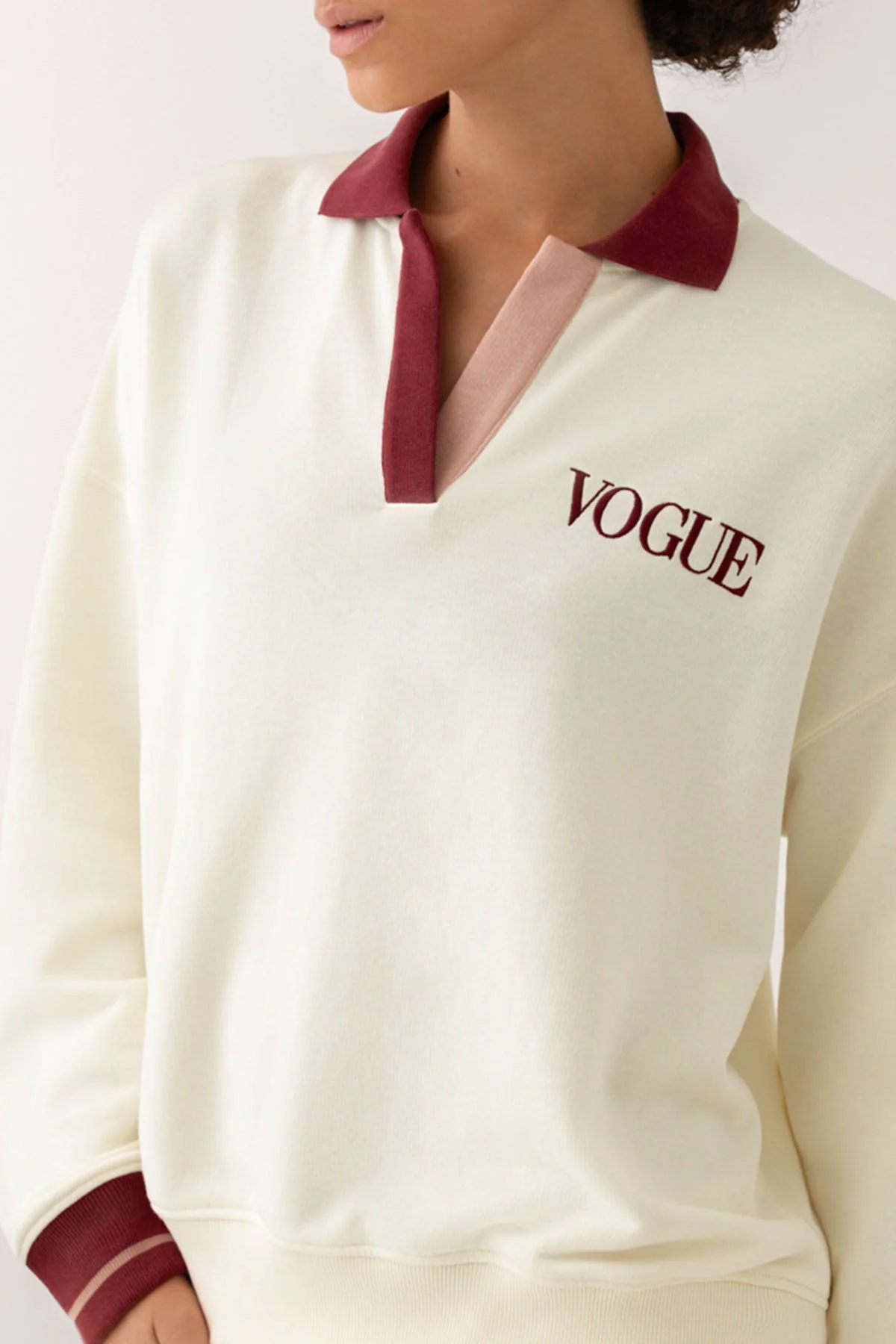 VOGUE Polo Sweatshirt Cream Contrast Bordeaux Collar - Image 6