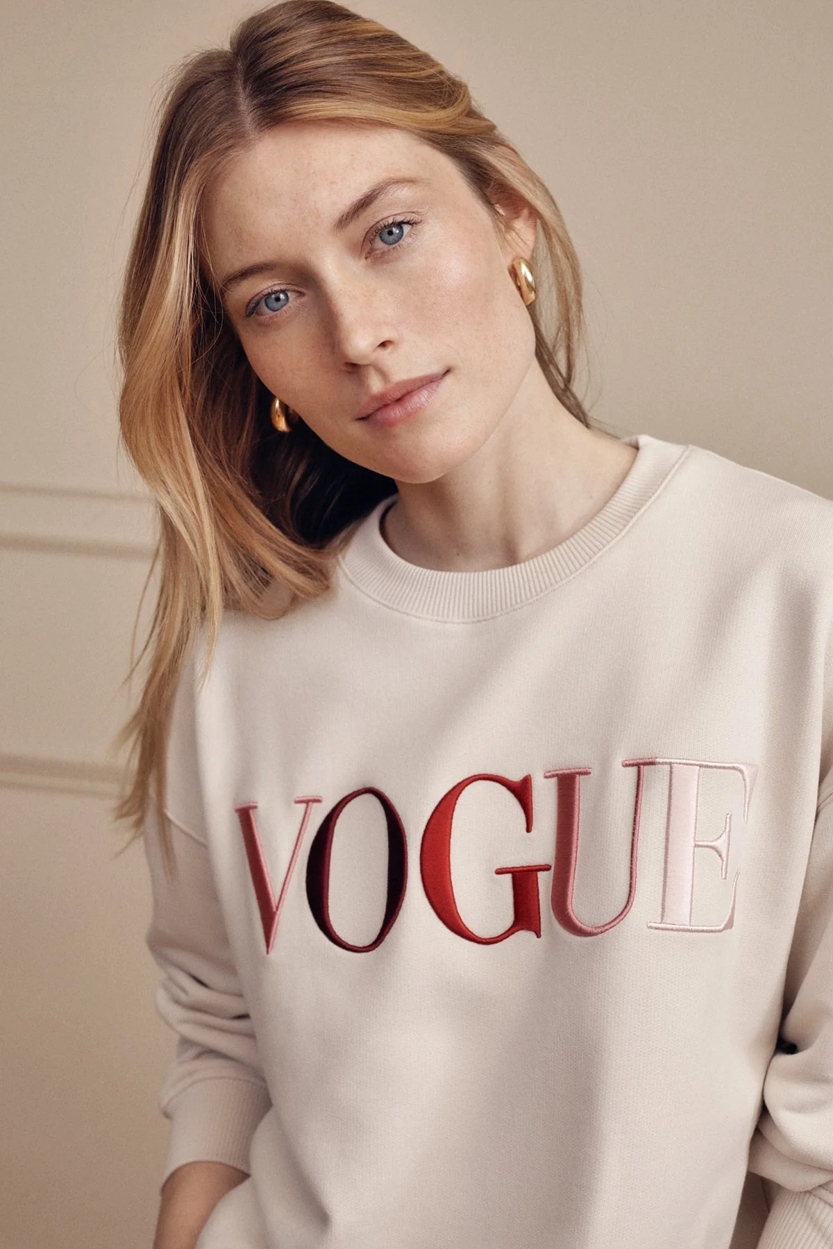 VOGUE Sweatshirt Ecru Embroidered Colorful Logo - Image 3