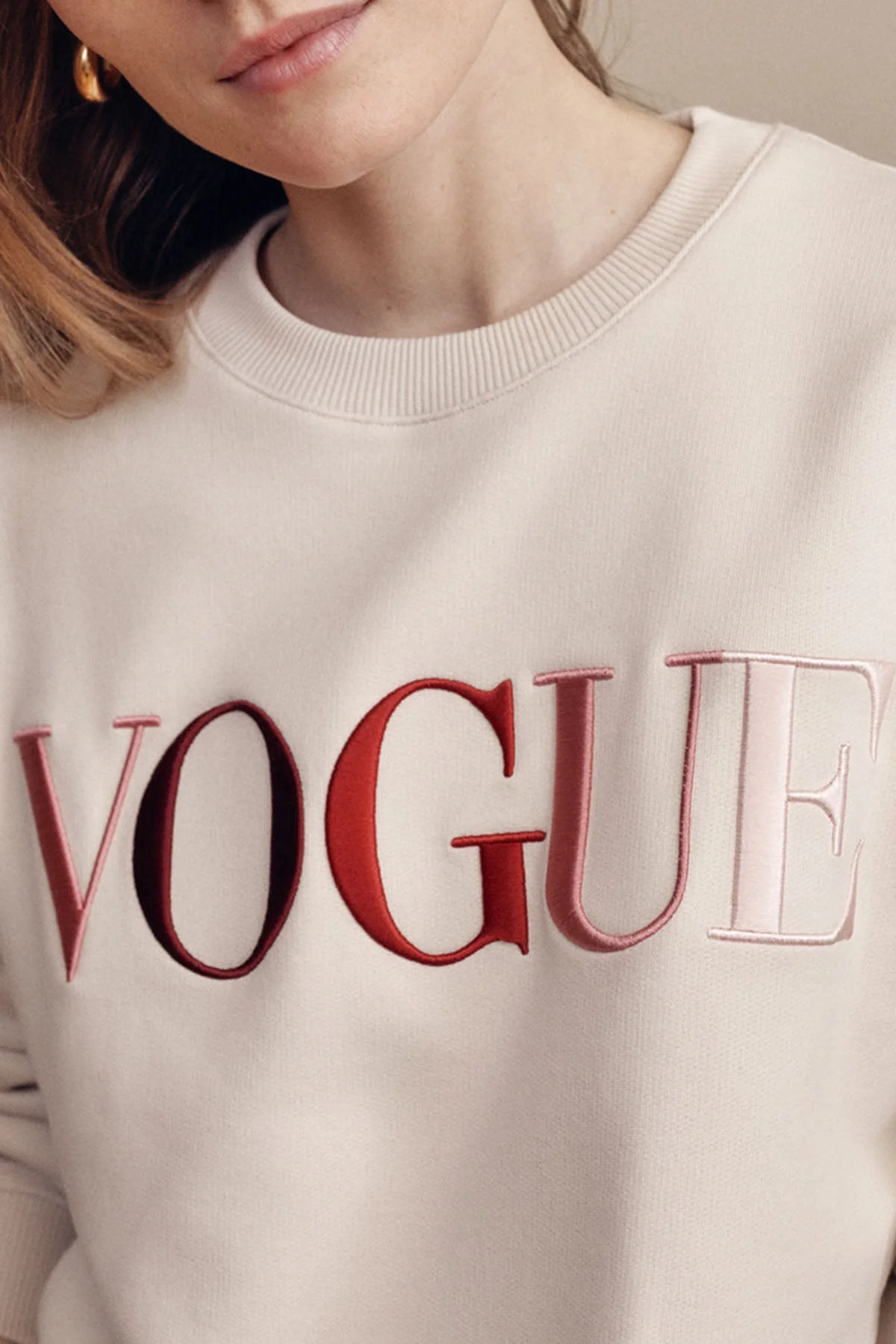 VOGUE Sweatshirt Ecru Embroidered Colorful Logo - Image 4