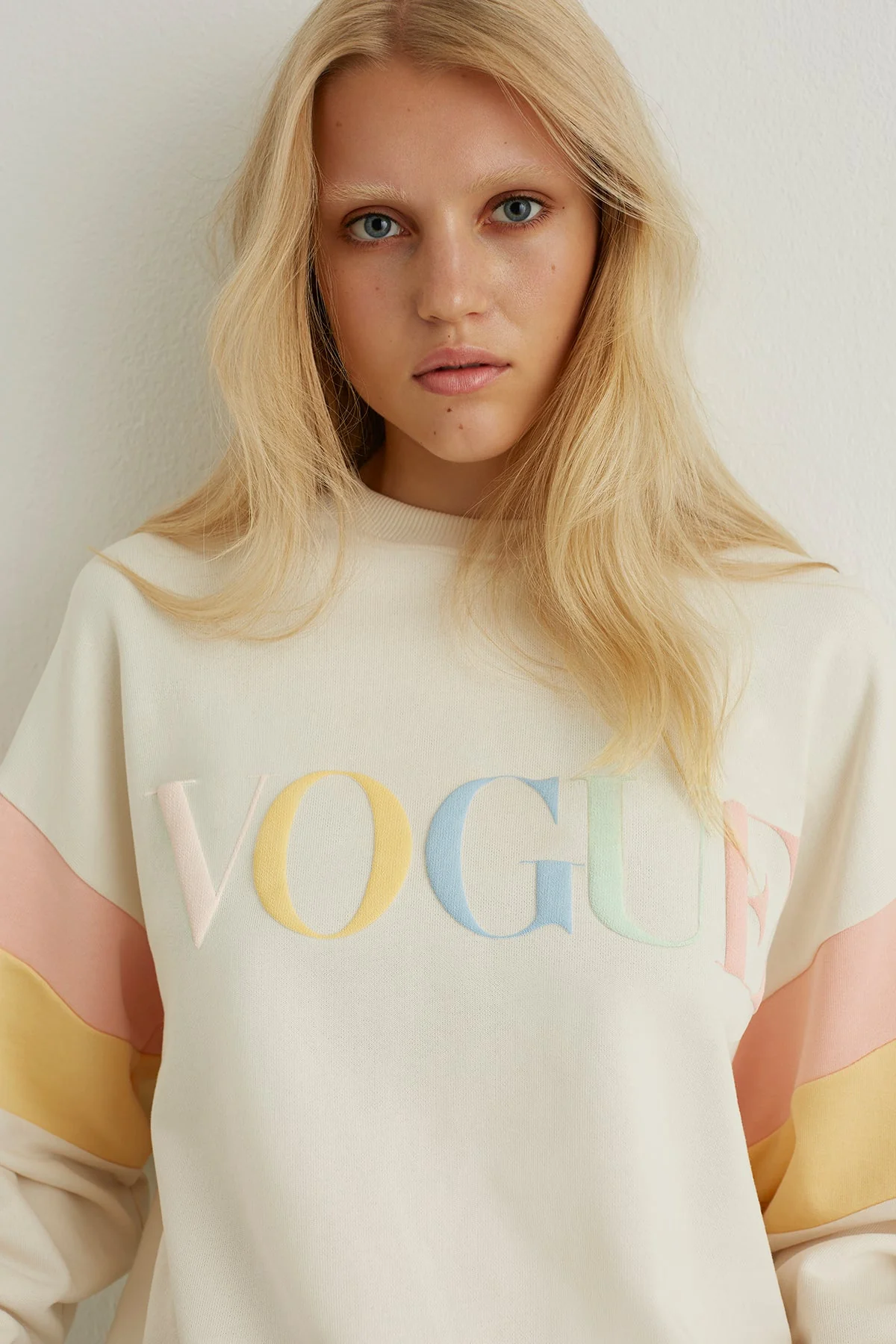 VOGUE Sweatshirt Ivory Embroidered Colorful Logo - Image 6