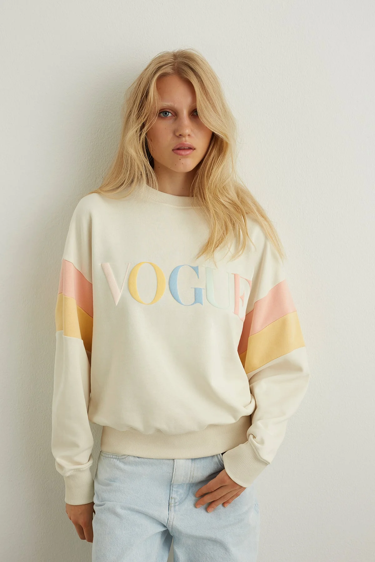 VOGUE Sweatshirt Ivory Embroidered Colorful Logo - Image 7