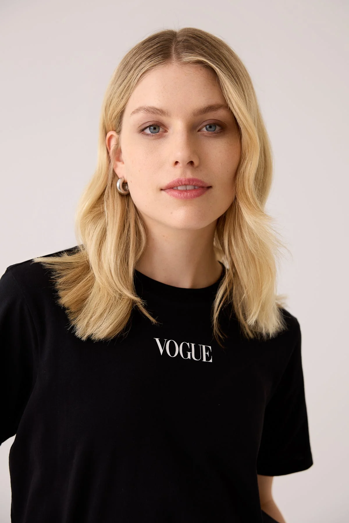 VOGUE T-Shirt Black Small Logo - Image 4