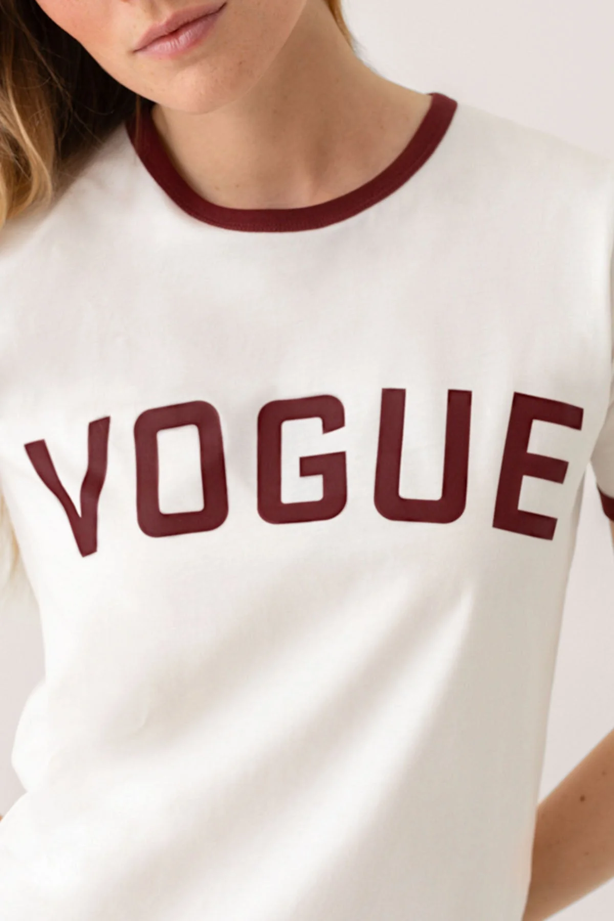VOGUE T-Shirt White College Bordeaux Logo - Image 4