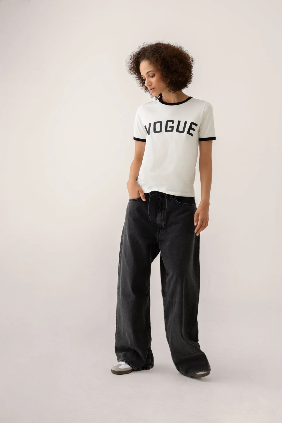 VOGUE T-Shirt White College Logo Black - Image 5
