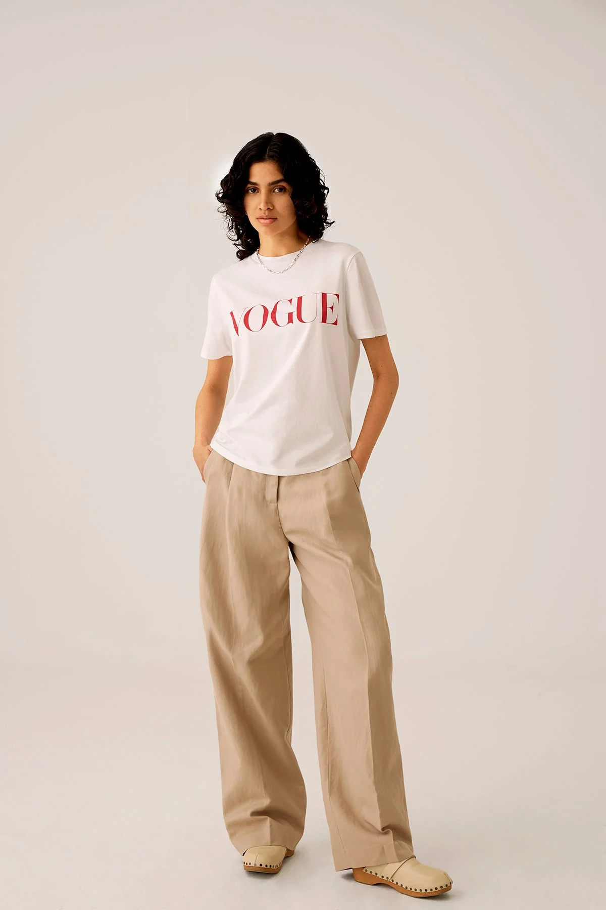 VOGUE T-Shirt White Logo Red - Image 4