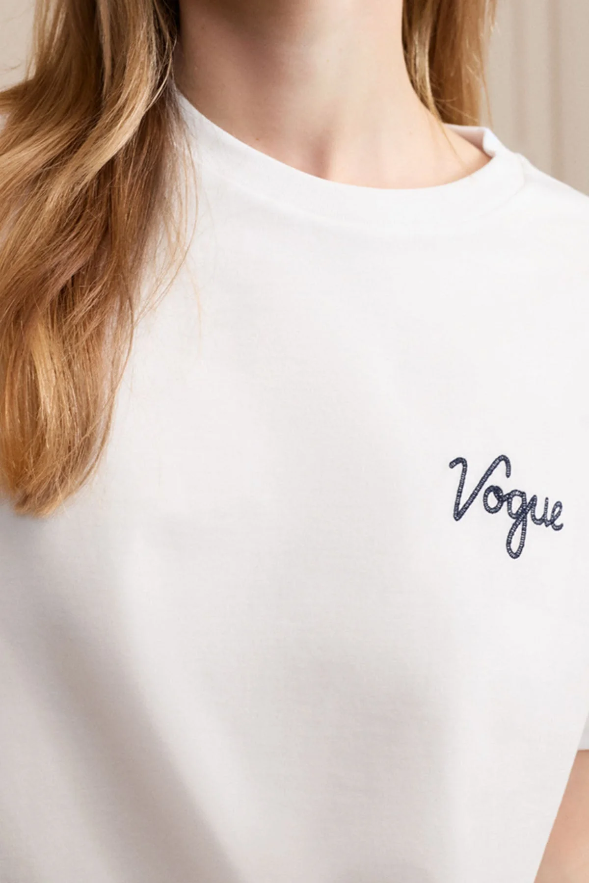 VOGUE T-Shirt White Small Embroidered Logo - Image 5